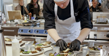 Kannustajat seurasivat tapahtumia tuotekehityskeittiön lasin takaa. Suorituksen äärellä Harri Mäkinen. Kannustajat seurasivat tapahtumia tuotekehityskeittiön lasin takaa. Suorituksen äärellä Harri Mäkinen.