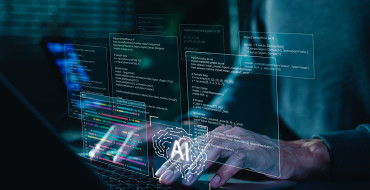 Henkilö käyttää tekoälyä tietokoneella