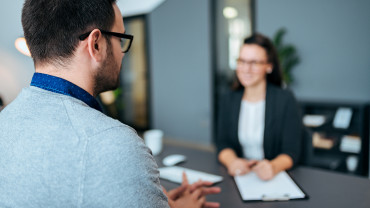 Työnhakija työhaastattelussa