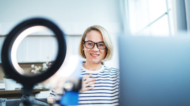 Asiantuntija tekemässä lyhytvideota