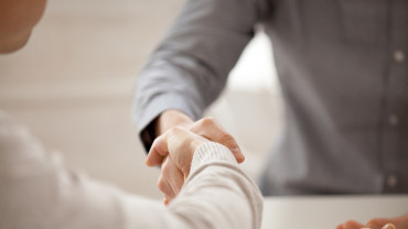 Ihmiset kättelevät