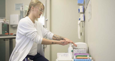 Tianna Hoed työskentelee tällä hetkellä HUS Diagnostiikkakeskuksen Iso Omenan laboratoriossa.