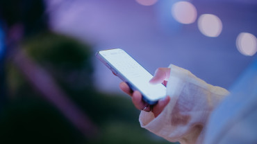 Henkilö selaa puhelinta