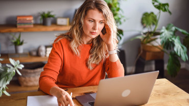 Henkilö tietokoneen ääressä